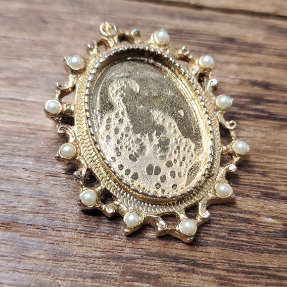 Sarah Coventry Jewelry - B822 sarah coventry‎ customizable cameo brooch
